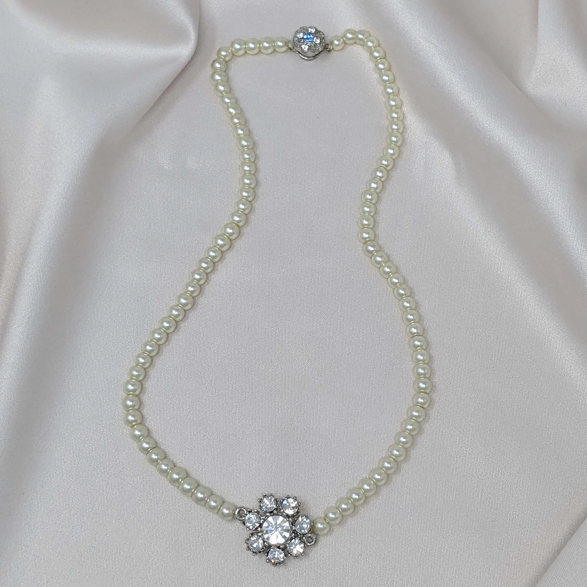 Crystal Flower Pearl Necklace Cream