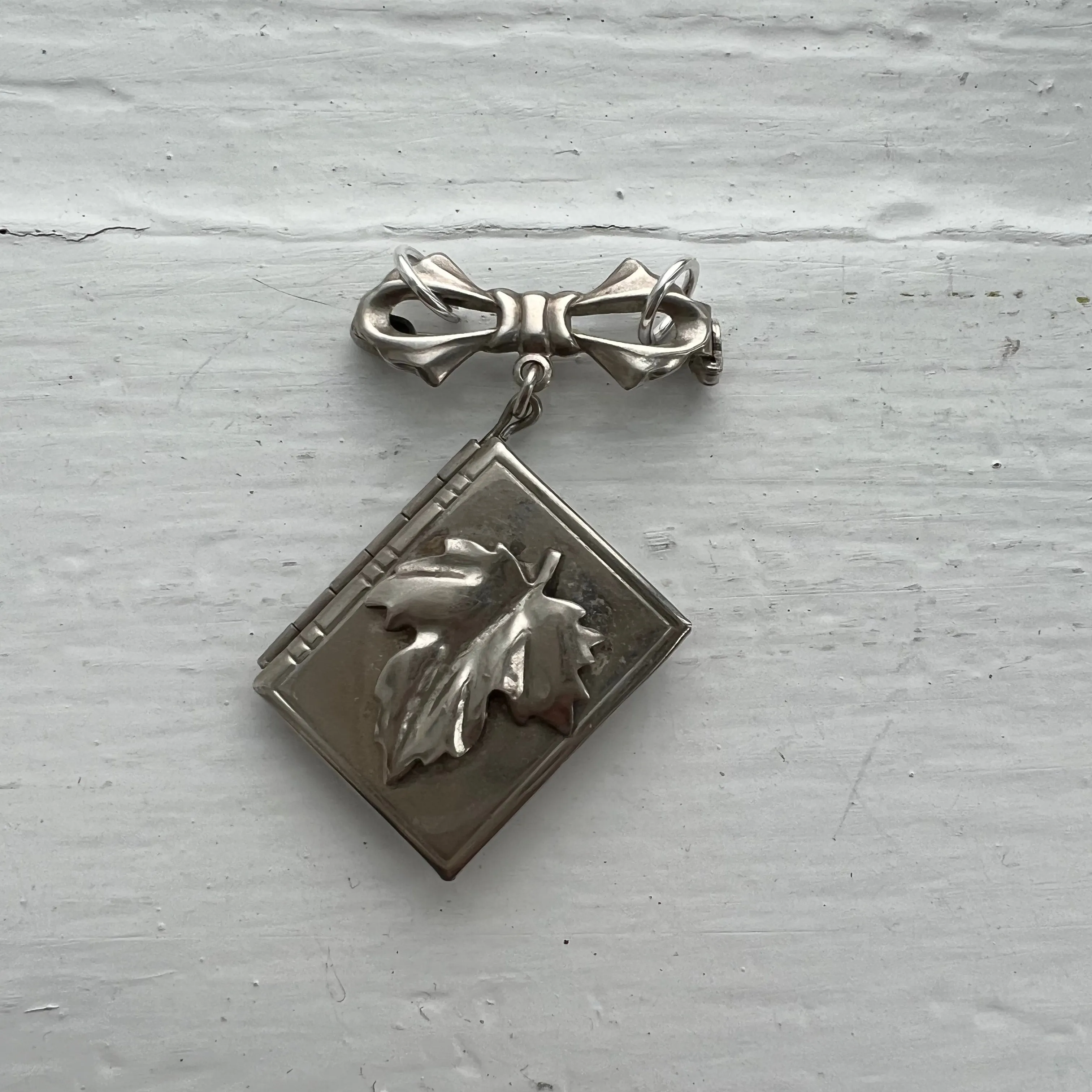 V I N T A G E // maple memories / mid century maple leaf locket / sterling silver / rectangle and bow